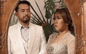 Makna Mendalam Busana Merak Kiky Saputri dan Khairi di Momen Akad Nikah