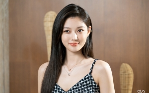 Kim Yoo Jung Dandan Ala Bangsawan Eropa Jadi Bahan Gosip