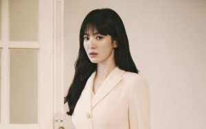 Song Hye Kyo Pamer Dirangkul Pria Misterius di Paris
