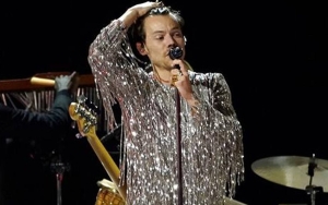 Kelewat Energik, Harry Styles Nyaris Jatuh Saat Bawakan 'As It Was' Di Grammy Awards 2023