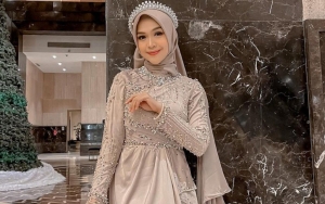 Ria Ricis Kembali Berkuda, Pakaian Tertutup Serba Pink Tuai Pujian