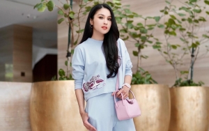 Hampir Usia 40 Tahun, Sandra Dewi Tetap Mempesona Kala Dandan Ala Cewek Bumi