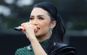 Krisdayanti Lempar Sepatu Mahal ke Penonton Saat Manggung, Picu Kekhawatiran Kocak