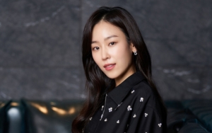 Seo Hyun Jin Bagikan Buku Koleksinya Pada Fans Dalam Rangka Ultah ke-38