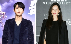 Gestur Mesra Song Joong Ki di Pinggang Katy Louise Saunders Curi Perhatian