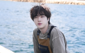 Jin BTS Diduga Cedera Bahu Saat Wamil