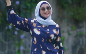 Desy Ratnasari Asyik Jalan-Jalan di Afrika, Penampilan Bak Anak Kuliahan Bikin Takjub