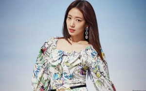 Park Shin Hye Bikin Pangling Tampil Bak Gadis Muda Meski Sudah Jadi Ibu di Foto Spesial Ultah