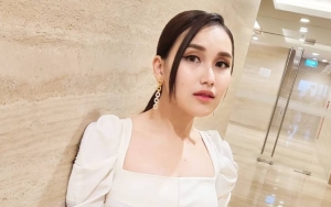Kenakan Gaun Hitam Tertutup, Selera Fashion Ayu Ting Ting Jadi Pembahasan
