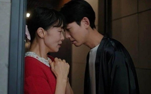 Sempurnanya Chemisrty Jung Kyung Ho-Jeon Do Yeon Saat Adegan Mesra di BTS 'Crash Course in Romance'