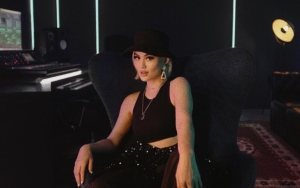 Liburan Ke Bali, Agnez Mo Bahagia Pamer Foto Dicium Pacar