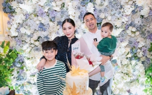 Rayyanza Cipung Putra Raffi-Gigi Belajar Salat, Gaya Pakai Sarung Hingga Gerakannya Bikin Gemas 