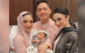 Gak Janjian, Ashanty dan Krisdayanti Kompakan Beri Kado Kembar ke Ameena