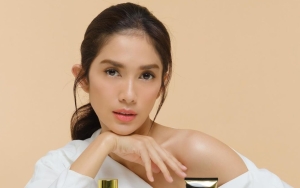 Pakai Dress Seksi, Ussy Sulistiawaty Malu-malu Tutupi Aurat di Ultah Olla Ramlan