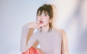 Pinggang Song Hye Kyo Dirangkul Hair Stylist Pria di Milan Curi Perhatian