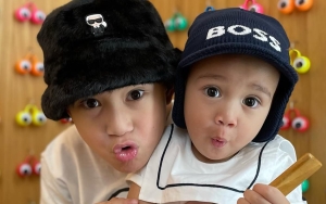 Ngebet Ikut Rafathar Salat, Penampakan Rayyanza Cipung Pakai Sarung Gemoy Maksimal