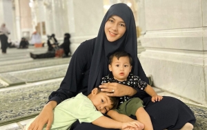 Paula Verhoeven Urus Kiano dan Kenzo Tanpa Pengasuh, Momen Tidur Kelelahan Bikin Terenyuh