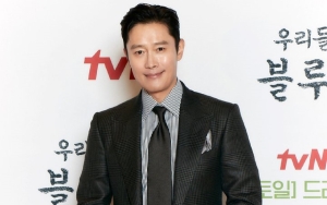 Lee Byung Hun Sempat-Sempatnya Ngelawak Saat Bacakan Pemenang Director's Cut Awards 2022