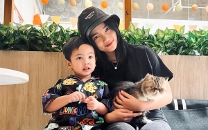 Mendiang Bibi Ultah, Momen Gala Sky Kunjungi Makam Tak Kalah Haru dari Unggahan Fuji An