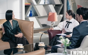 Lee Bo Young Komentari Akting Son Na Eun di 'Agency' Yang Tuai Kontroversi
