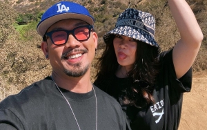 Denny Sumargo dan Istri Diam-diam Beri Donasi Untuk Ibu Hamil di Pelosok Papua