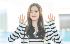 Cara Jisoo BLACKPINK Bujuk Staf Tiru Aksinya Curi Perhatian