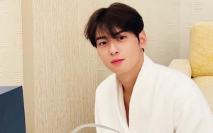 Cha Eunwoo ASTRO Sukses Gelar Pameran Solo Pertama