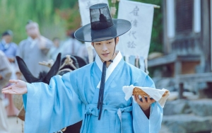 Woo Do Hwan Tampil Memikat Jadi Pengacara Jaman Kerajaan di Poster 'Joseon Attorney'