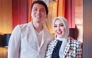 Syahrini Bombardir Pose Gemas dengan Reino Barack Tandai 4 Tahun Pernikahan
