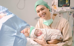 Dirahasiakan, Rey Mbayang Nyengir Kala Tebakan Soal Nama Putra Kedua Diduga Tepat