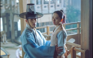 Woo Do Hwan-Bona WJSN Mulai Goda Penggemar Dengan Adegan Romantis di 'Joseon Attorney'