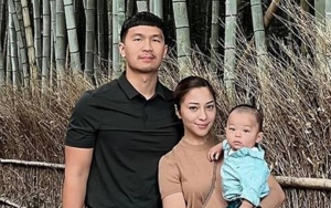 Ekspresi Suami Nikita Willy Momong Baby Issa yang Aktif Saat di Pesawat Curi Perhatian