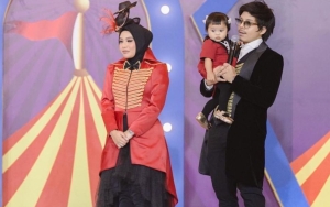 Atta Halilintar dan Aurel Hermansyah Bak Raja-Ratu di Foto Keluarga, Kaki Ameena Bikin Salfok