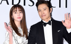 Lee Byung Hun dan Lee Min Jung Tak Muncul Bareng di Bandara Bikin Salfok Media Korea