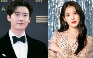 Lee Jong Suk Tampil Kece Pakai Tas Couple dengan IU yang Harganya Capai Puluhan Juta