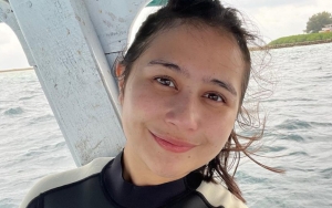 Salut, Prilly Latuconsina Turun Tangan Bersihkan Sampah di Tengah Kegiatan Diving