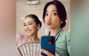Momen Ayu Ting Ting & Hesti Ngemper Sembari Jajan Kaki Lima Jelang Konser BLACKPINK Buat Kagum