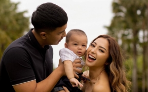Keluarga Nikita Willy Pose di Depan Kincir Angin Belanda, Ekspresi Baby Issa Bikin Salfok