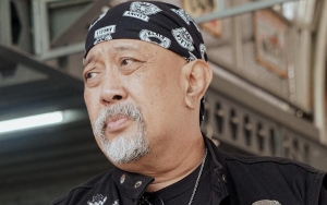 Indro Warkop Sambangi Makam Dono & Kasino, Fans Auto Mewek