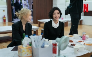 Kim Hieora Ketagihan Semprot Pewangi Ke Dada Cha Joo Young di Lokasi 'The Glory'