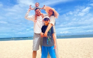 Asyik Liburan ke Jepang, Raffi Ahmad dan Rafathar Pose Gemas Nikmati Es Krim Bak Adu Kegantengan