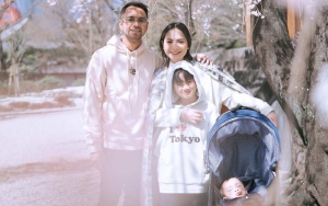 Raffi Ahmad Cium Nagita dan Bombardir Foto Family Goals, Reaksi Rafathar Soal Kemesraan Jleb