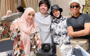 Ibu Atta Halilintar Bagikan Keseruan Aurel & Ameena Umrah, Caption & Doa Haru Paling Disorot