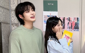Yeonjun TXT Langsung Tepuk Bahu Roh Jeong Eui yang Tahan Tangis di 'Inkigayo'