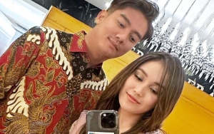 Boy William Rilis Foto Bareng Ayu Ting Ting Dengan Tulisan 'Coming Soon', Sukses Bikin Deg-Degan 