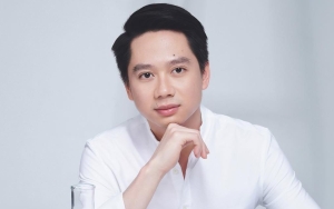 Kevin Sanjaya Tampil Kece Pakai Tuksedo Putih Jejer Para Groomsman Jelang Pemberkatan