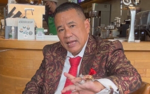 Sempat Ditolak, Hotman Paris Paksa Petugas Cleaning Service Terima Hadiah Usai Temukan Dompetnya
