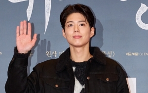 Tebar Kehangatan di Musim Dingin, Park Bo Gum Kembali Lakukan Pekerjaan Sukarela Bagikan Briket