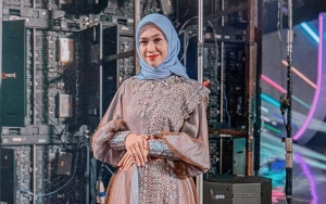 Aksi Ria Ricis Santap Makanan di Dalam Air Sambil Berenang Banjir Kritikan Pedas