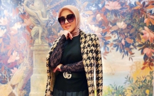 Pose Syahrini Bak Sengaja Pamer Jejeran Gelang Hingga Cincin di Tangan Disorot Abis-abisan